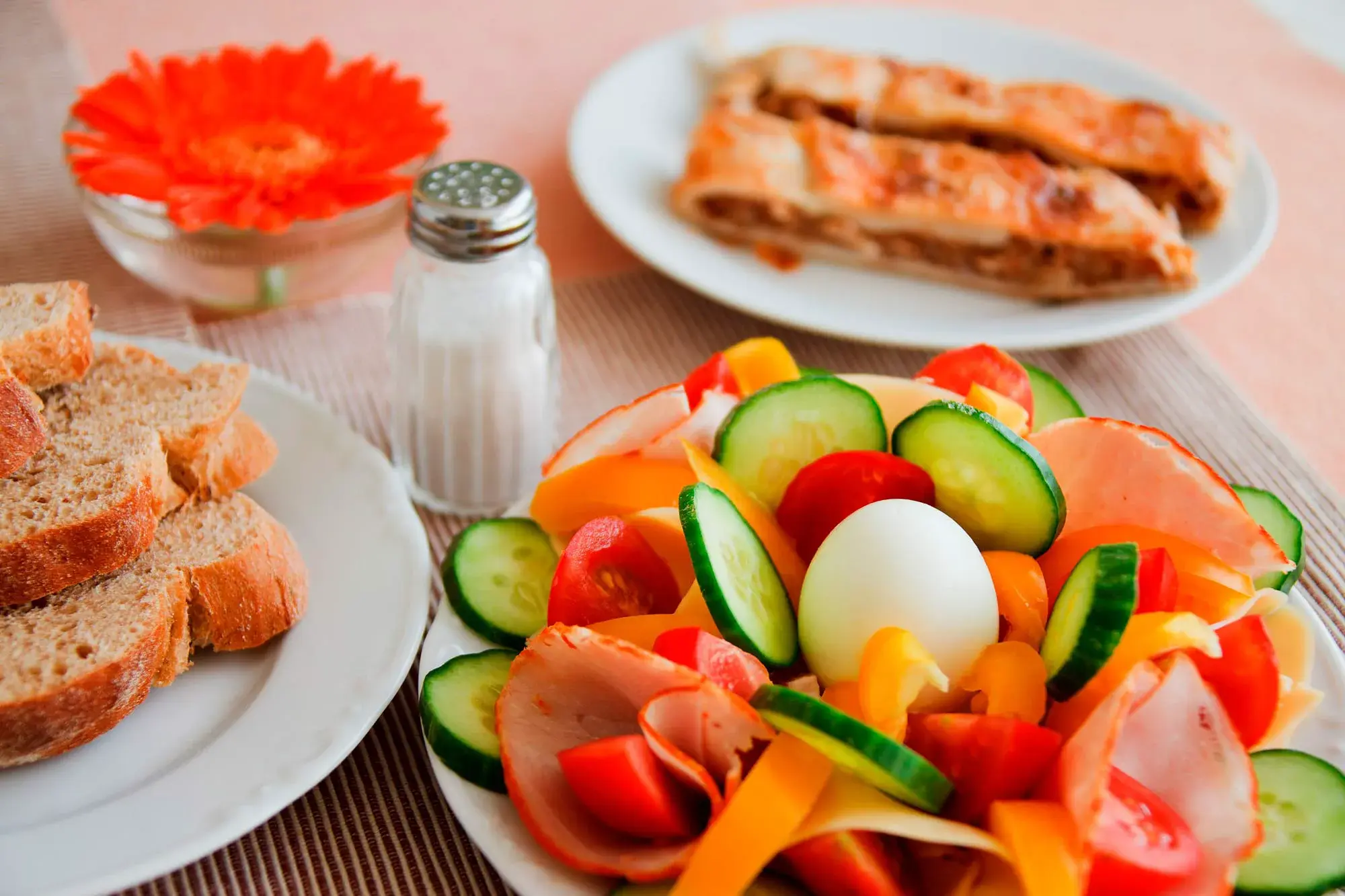Piatto equilibrato con verdure, uova e pane integrale
